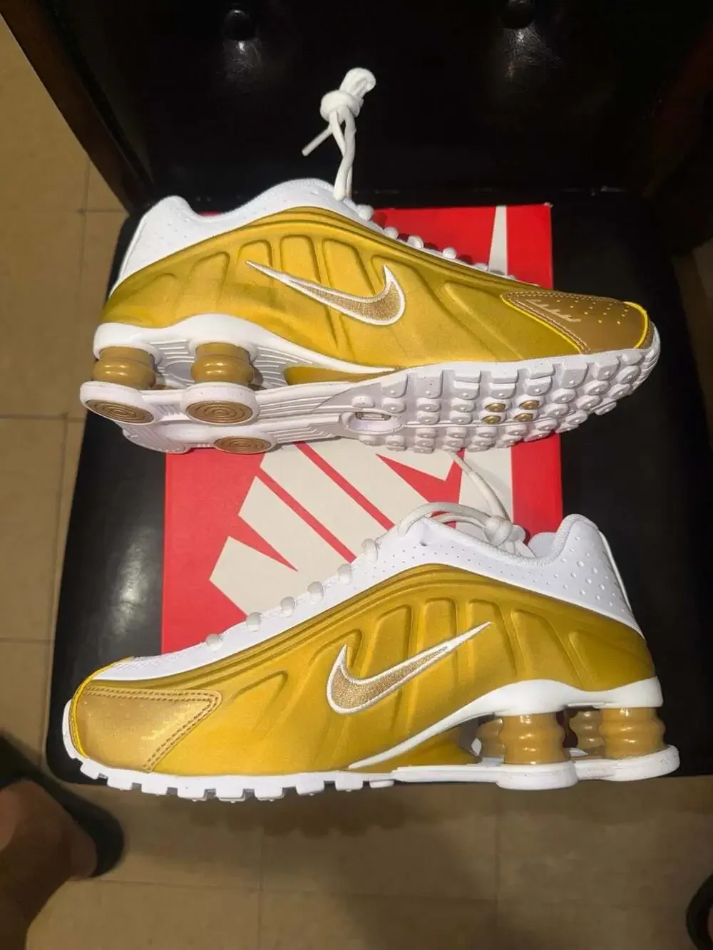 Nike Shox R4 GS Metallic Gold White 4.5Y/6W CW2626 700